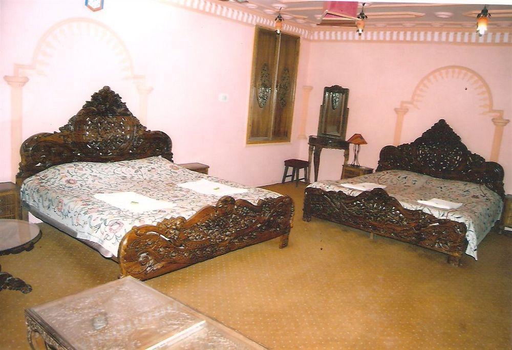 Hotel Zahgeer Continental - Srinagar Exterior photo