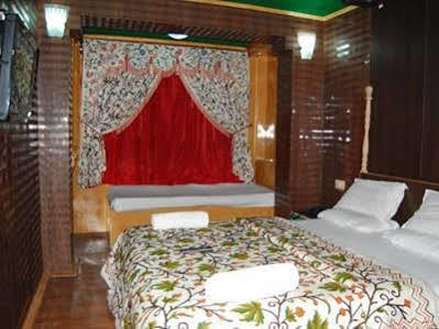 Hotel Zahgeer Continental - Srinagar Exterior photo