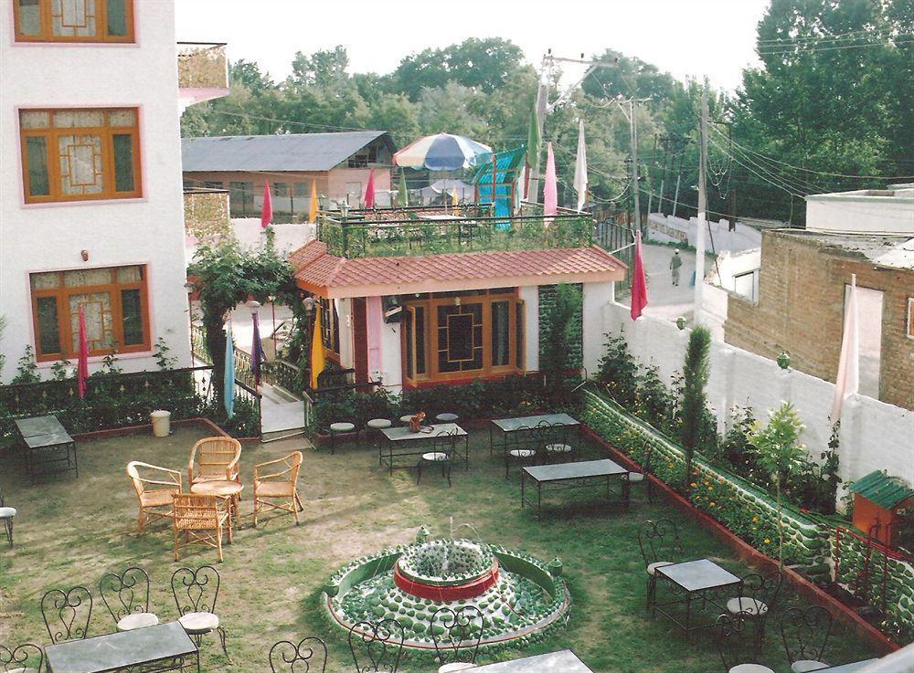 Hotel Zahgeer Continental - Srinagar Exterior photo